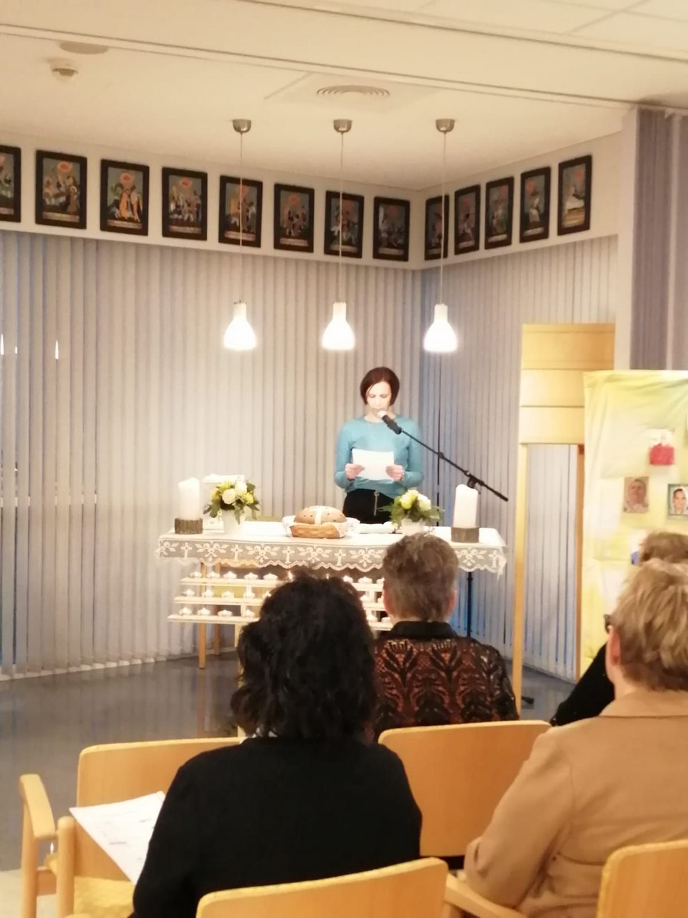 Mitglieder der hausinternen Palliativgruppe lesen passende Texte vor