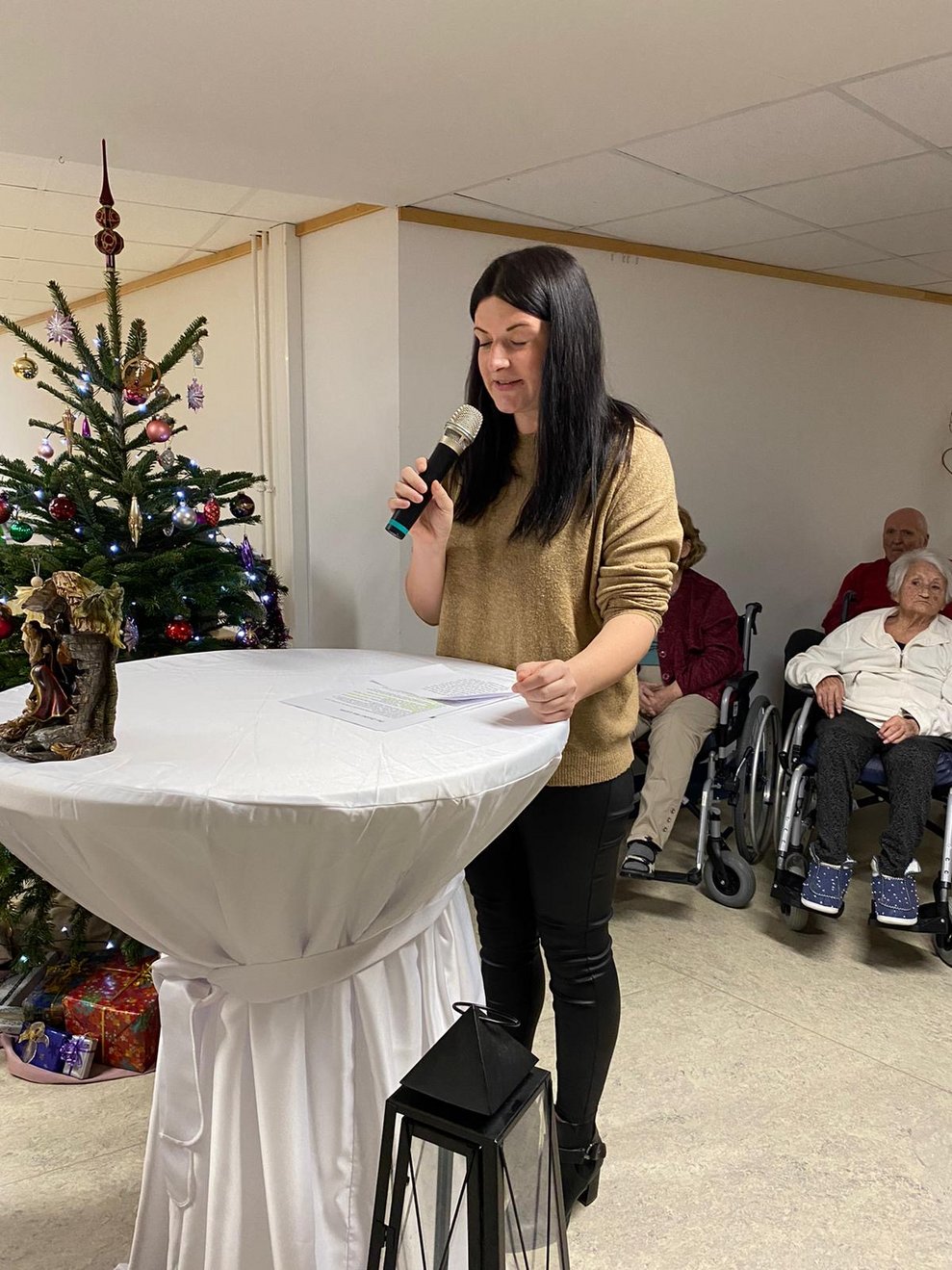 Stellv. Kaufmännische Direktorin Selina Fidi lest eine Weihnachtsgeschichte