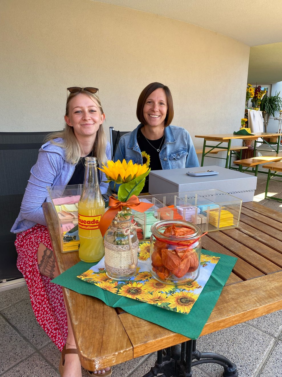 Claudia und Katrin verkaufen Essens- und Getränkemakerl fürs Fest