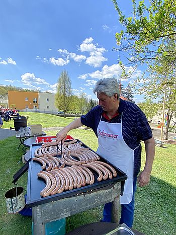 Götzinger Peter und Karola unterstützen beim Grillen