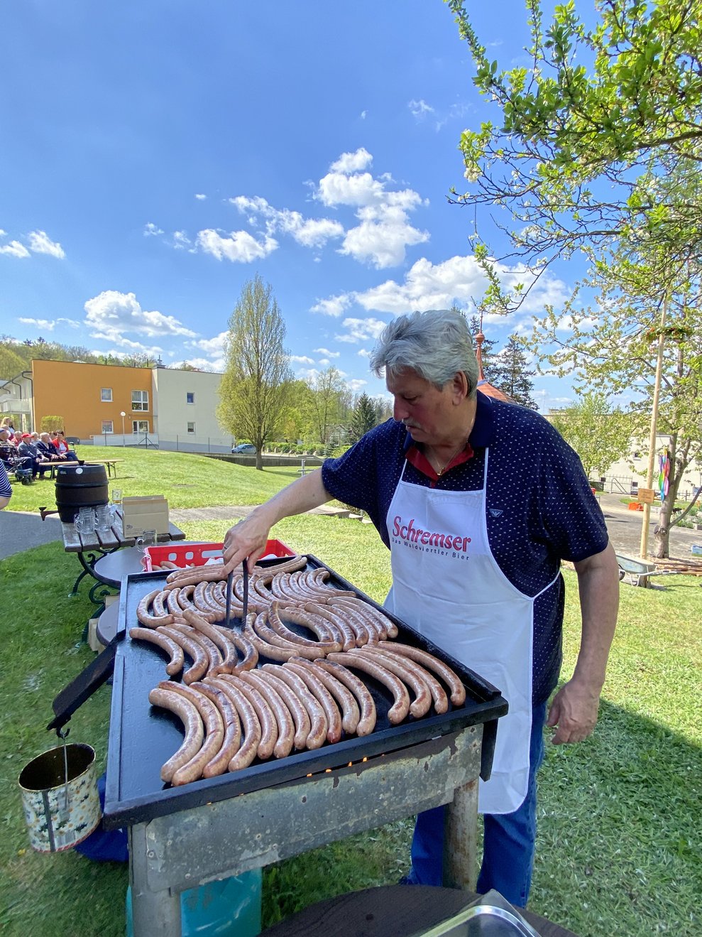 Götzinger Peter und Karola unterstützen beim Grillen