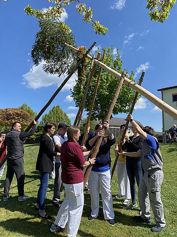 der Maibaum steht schon fast
