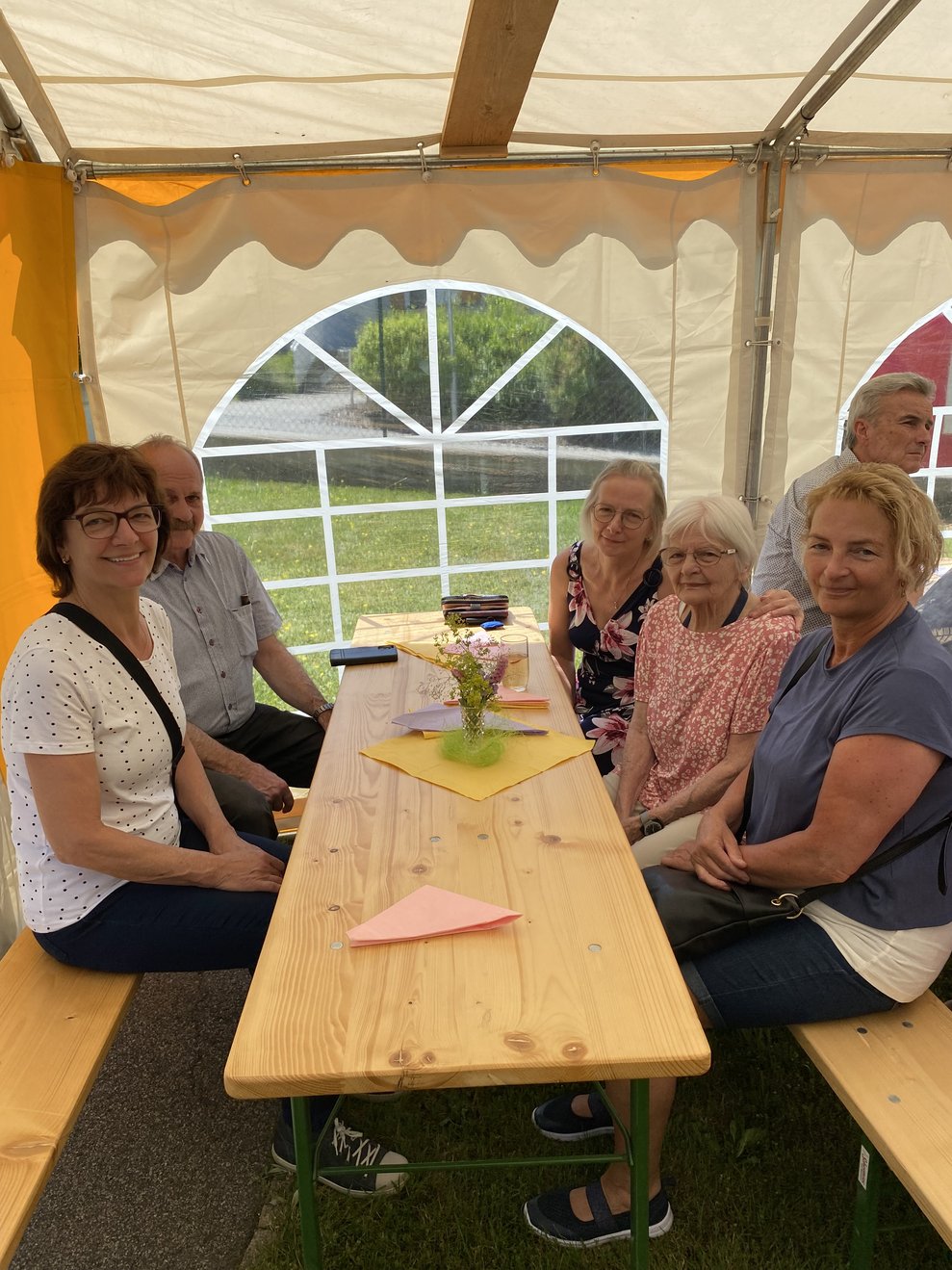 Fr. Strondl mit Familie