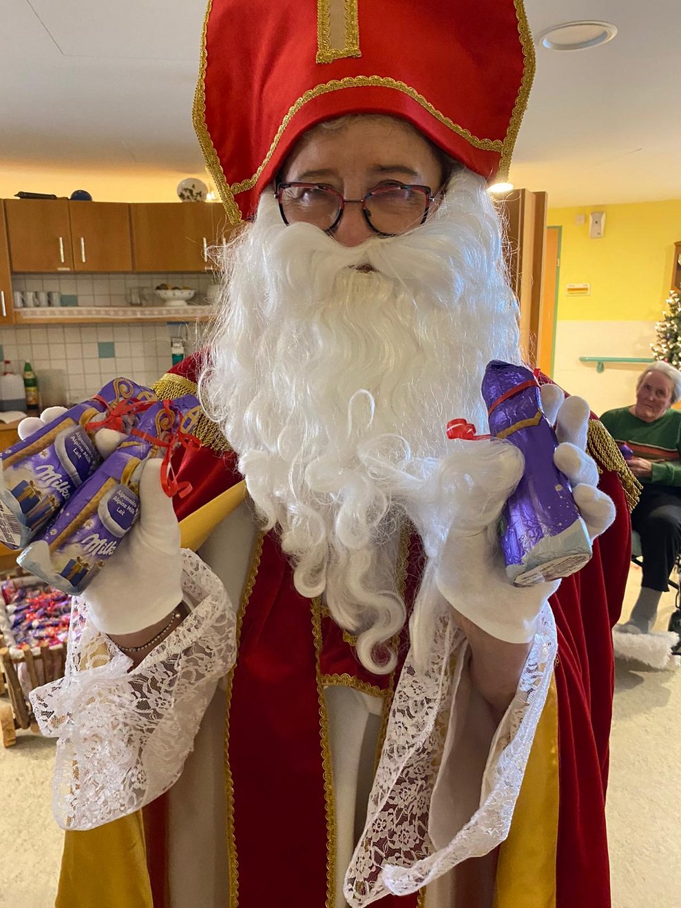Heiliger Nikolaus teilt viele Geschenke aus