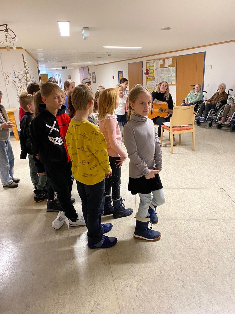 auch die Kinder hören gespannt zu