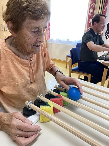 Bewohnerin ist  bei den Übungen sehr konzentriert