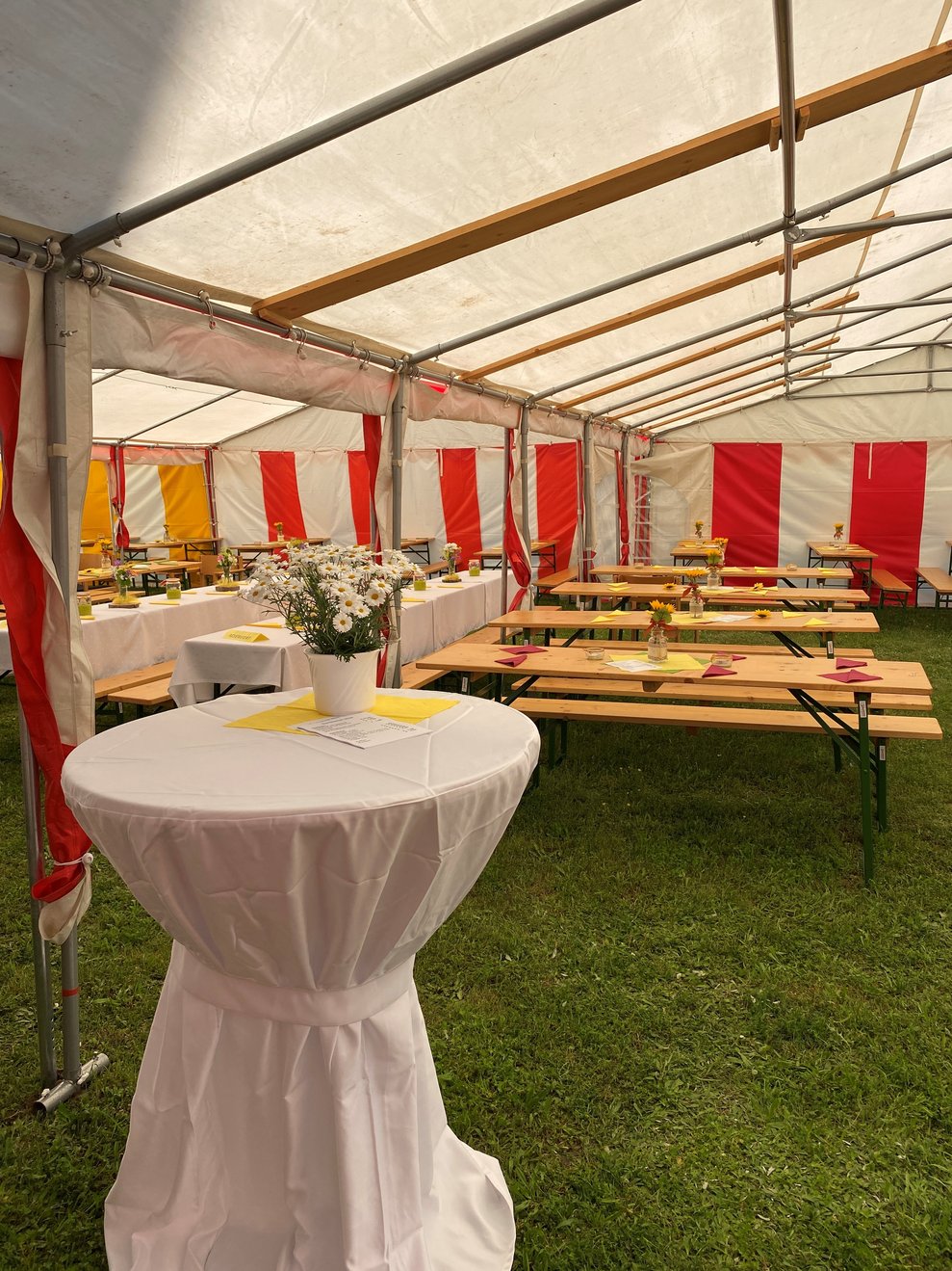 das geschmückte Festzelt