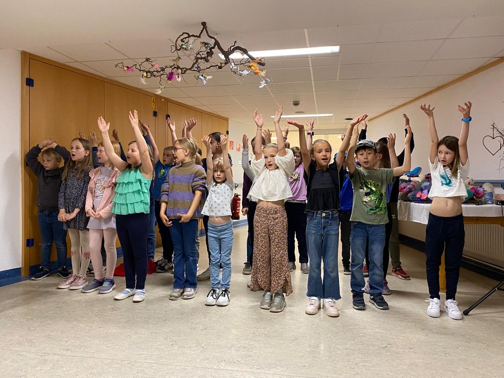 die Kinder tanzen zur Musik