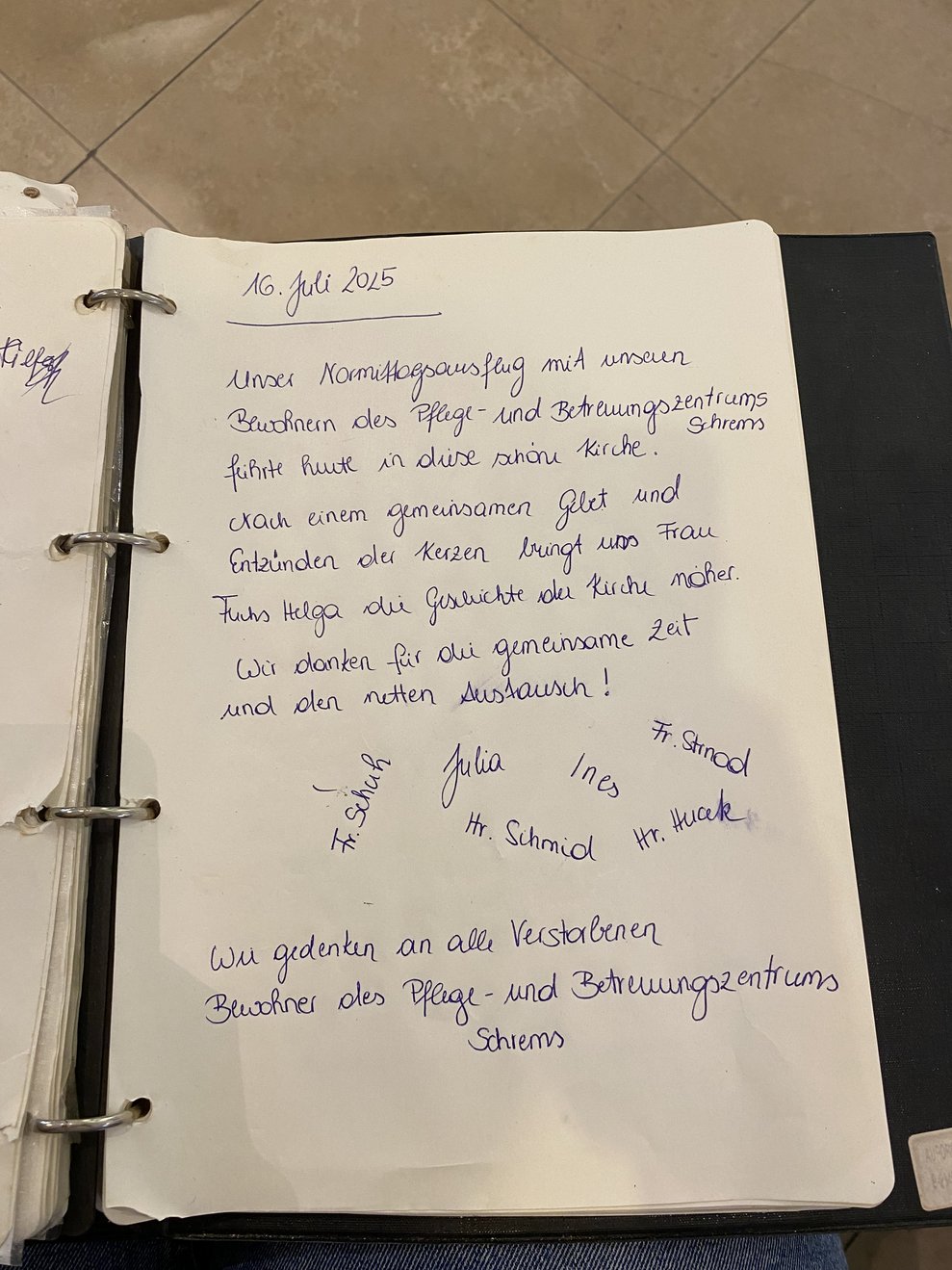 wir schreiben eine nette Erinnerung in das Buch