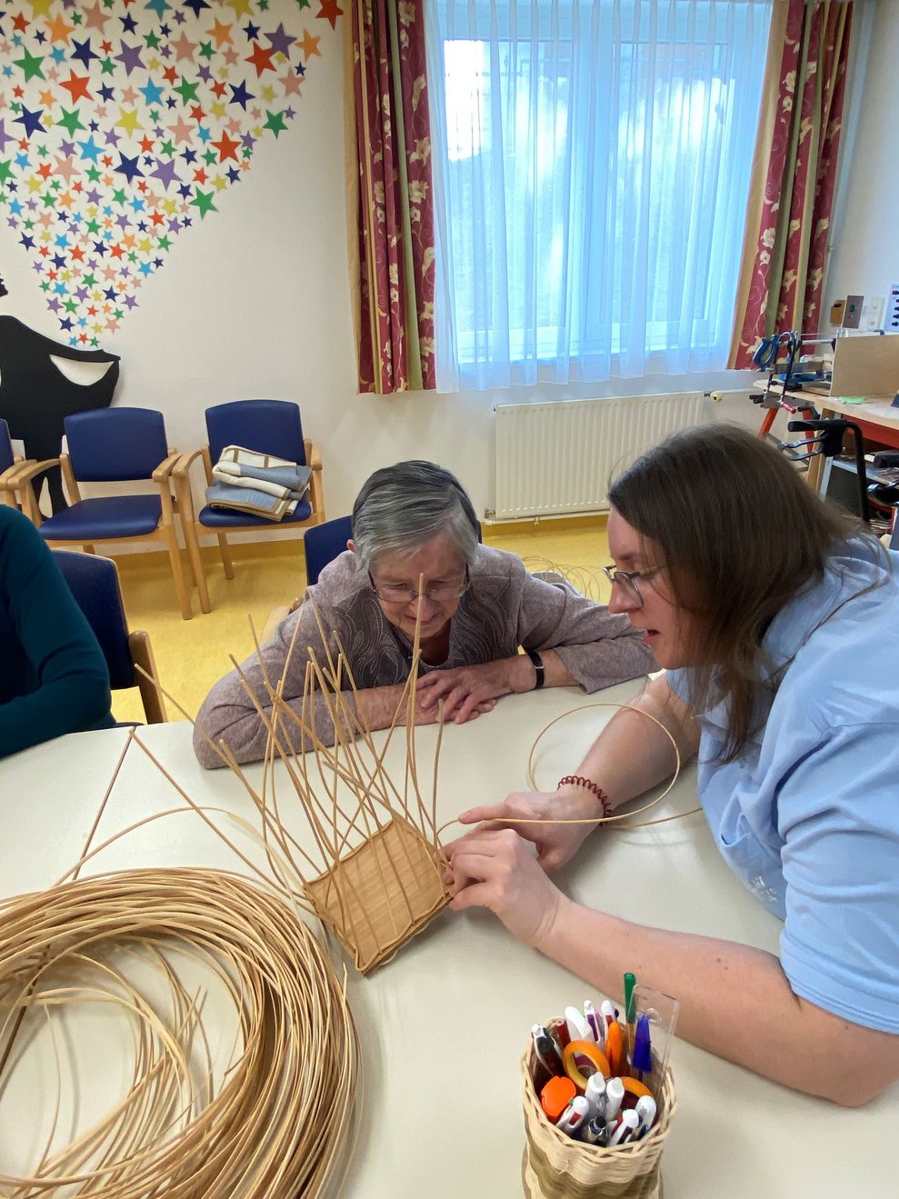 Ergotherapeutin Andrea zeigt es vor