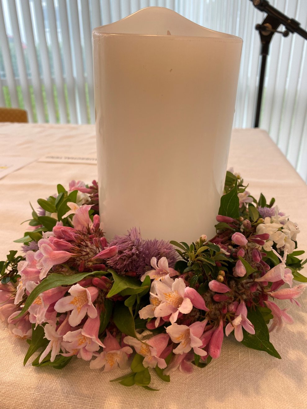 selbst gebundener Blumenkranz