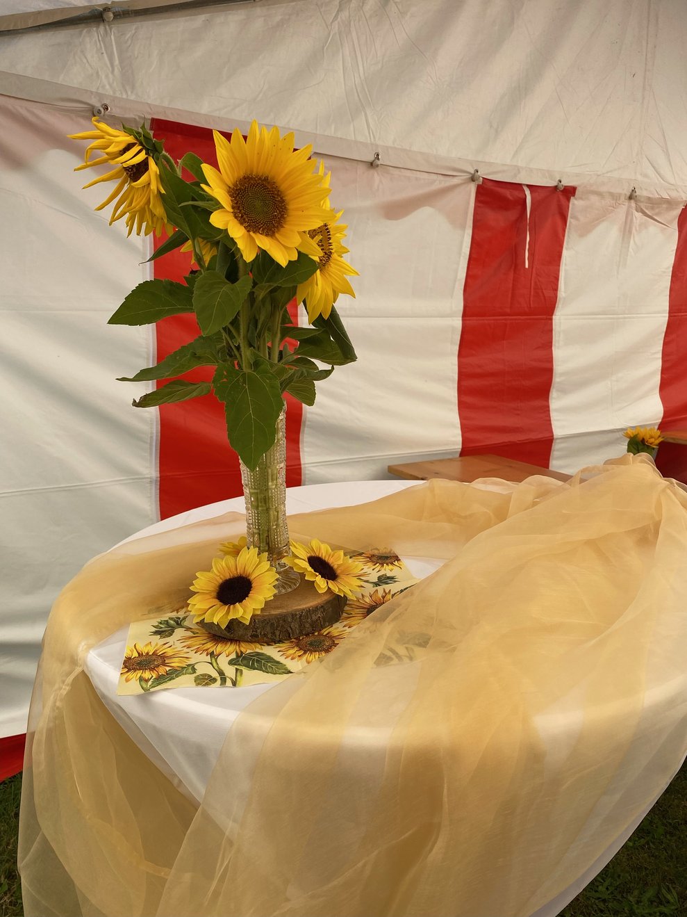 geschmückter Stehtisch im Festzelt