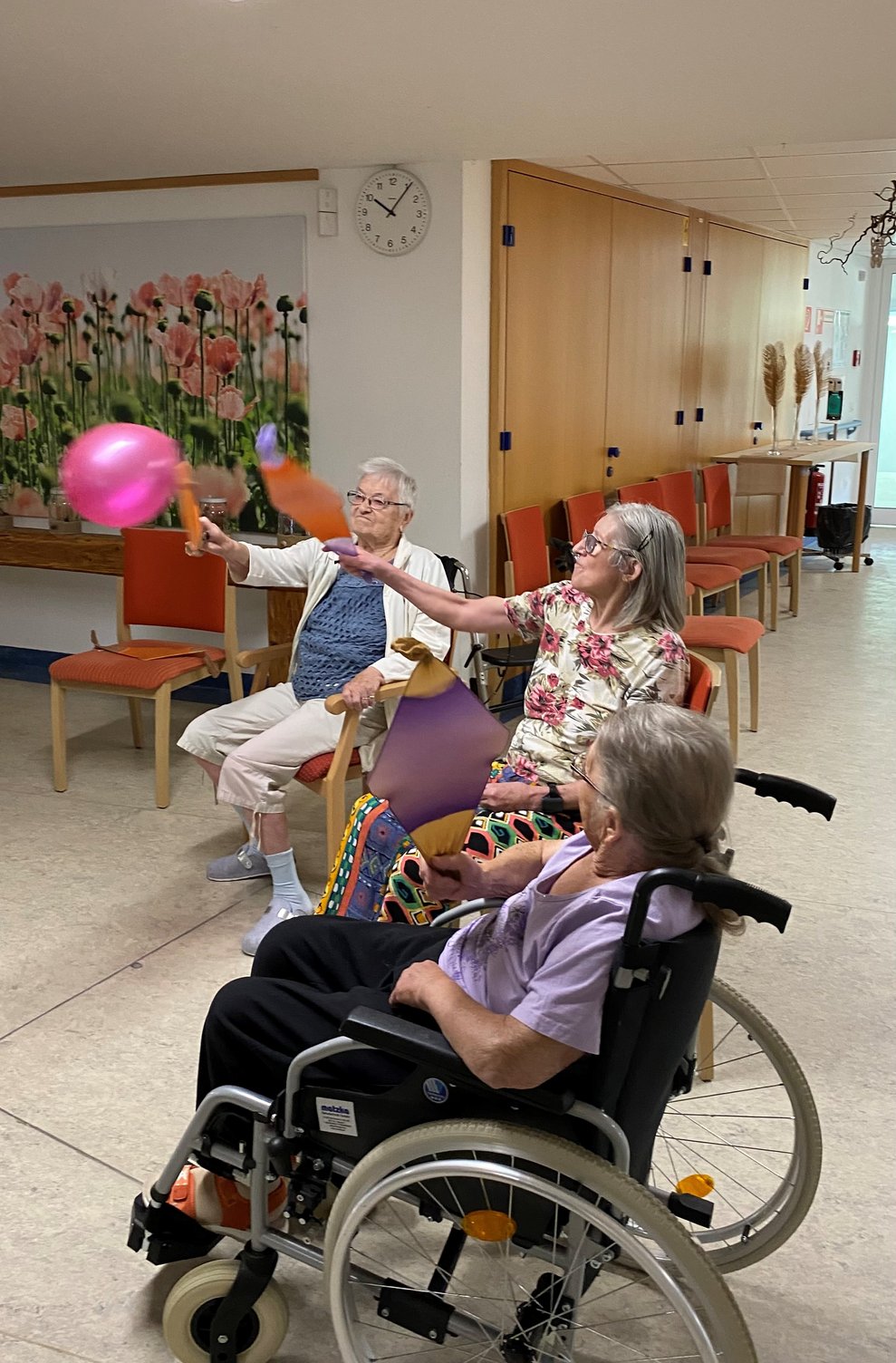 Luftballon Tennis in der Gesellschaft