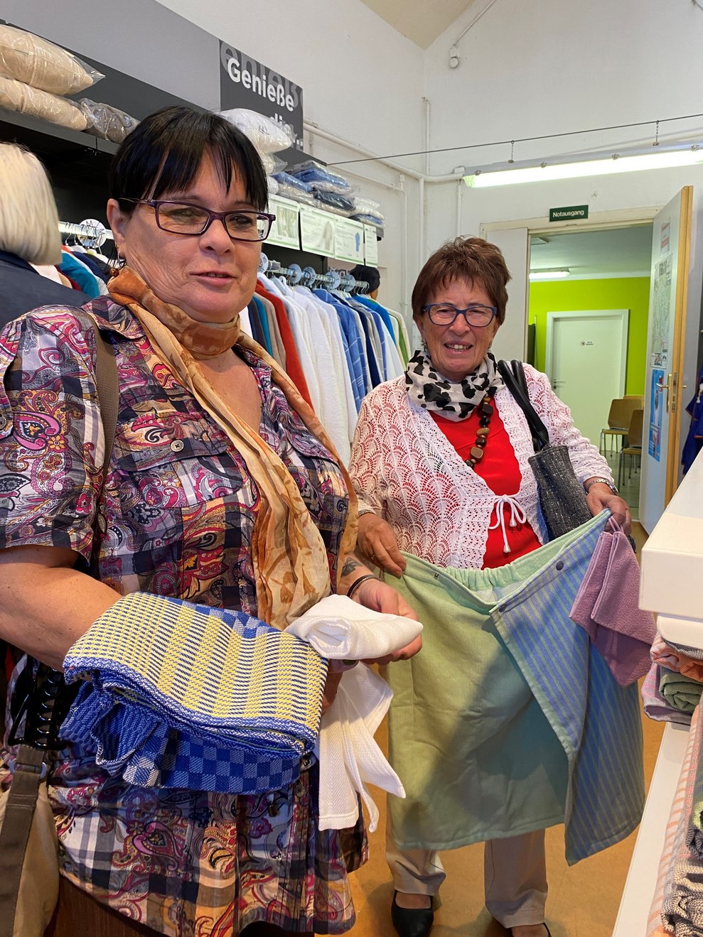 beim Gustieren im Verkaufsshop