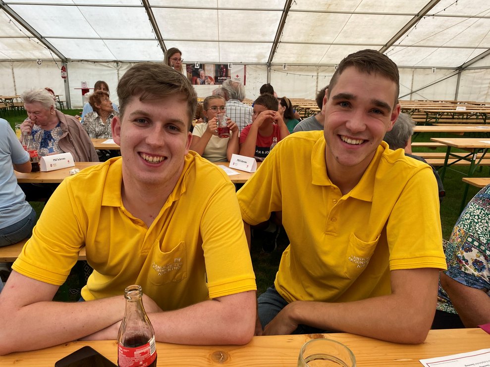 auch unsere beiden Zivildiener "Jakob" unterstützen auch tatkräftig