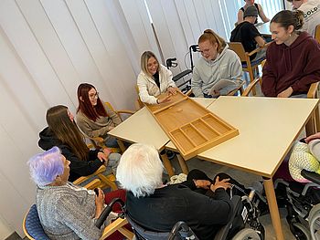 gemeinsames Spielen in der Cafeteria