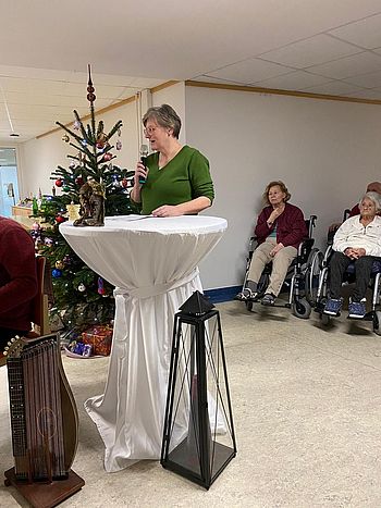 Pflegedirektorin Andrea Wingelhofer begrüßt die Ehrengäste, die  "Waldviertler Zithermusi" und alle Bewohner und Bewohnerinnen