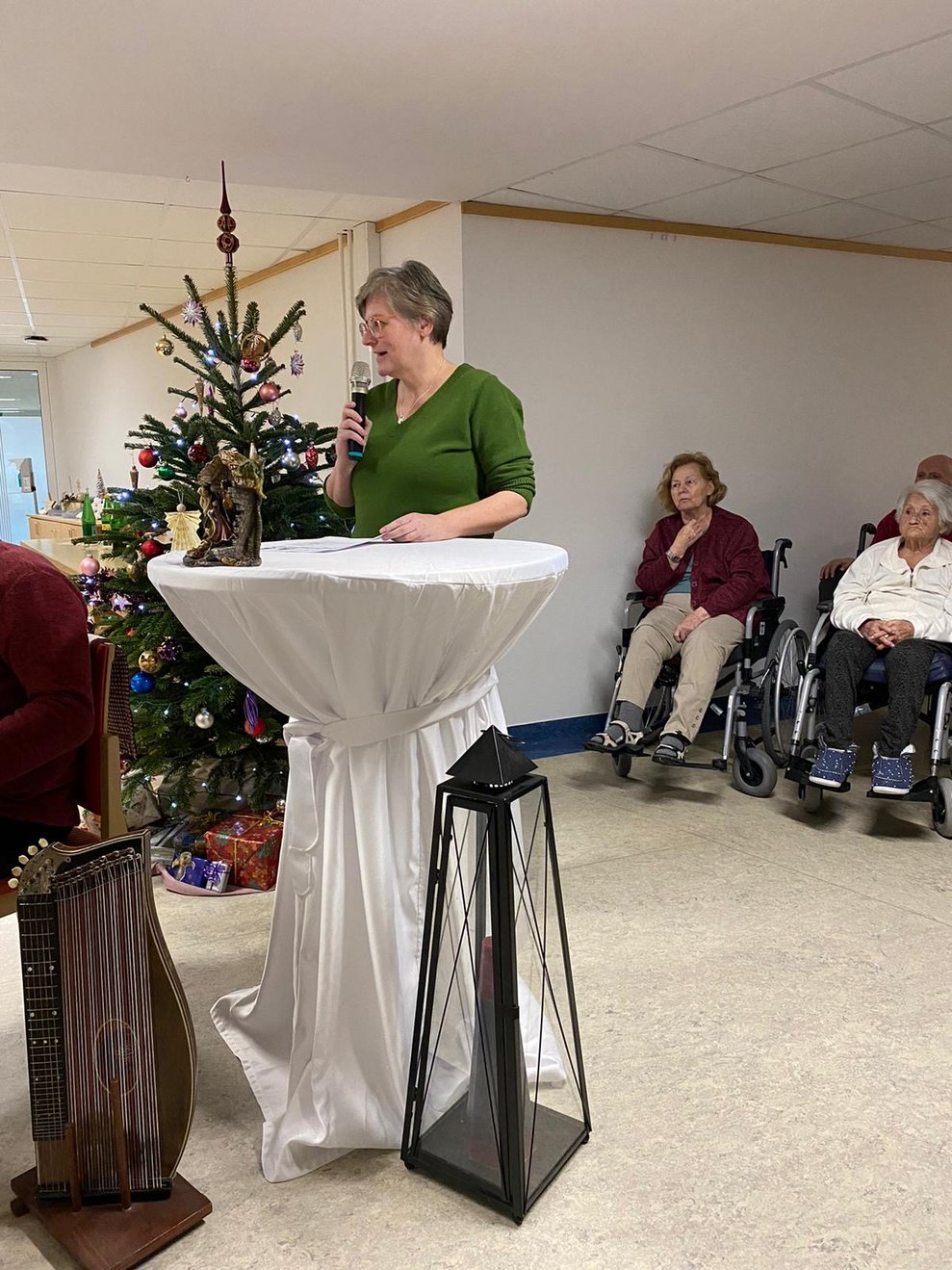 Pflegedirektorin Andrea Wingelhofer begrüßt die Ehrengäste, die "Waldviertler Zithermusi" und alle Bewohner und Bewohnerinnen