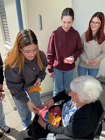 Fr. Rosi hatte große Freude beim Besuch der Schüler