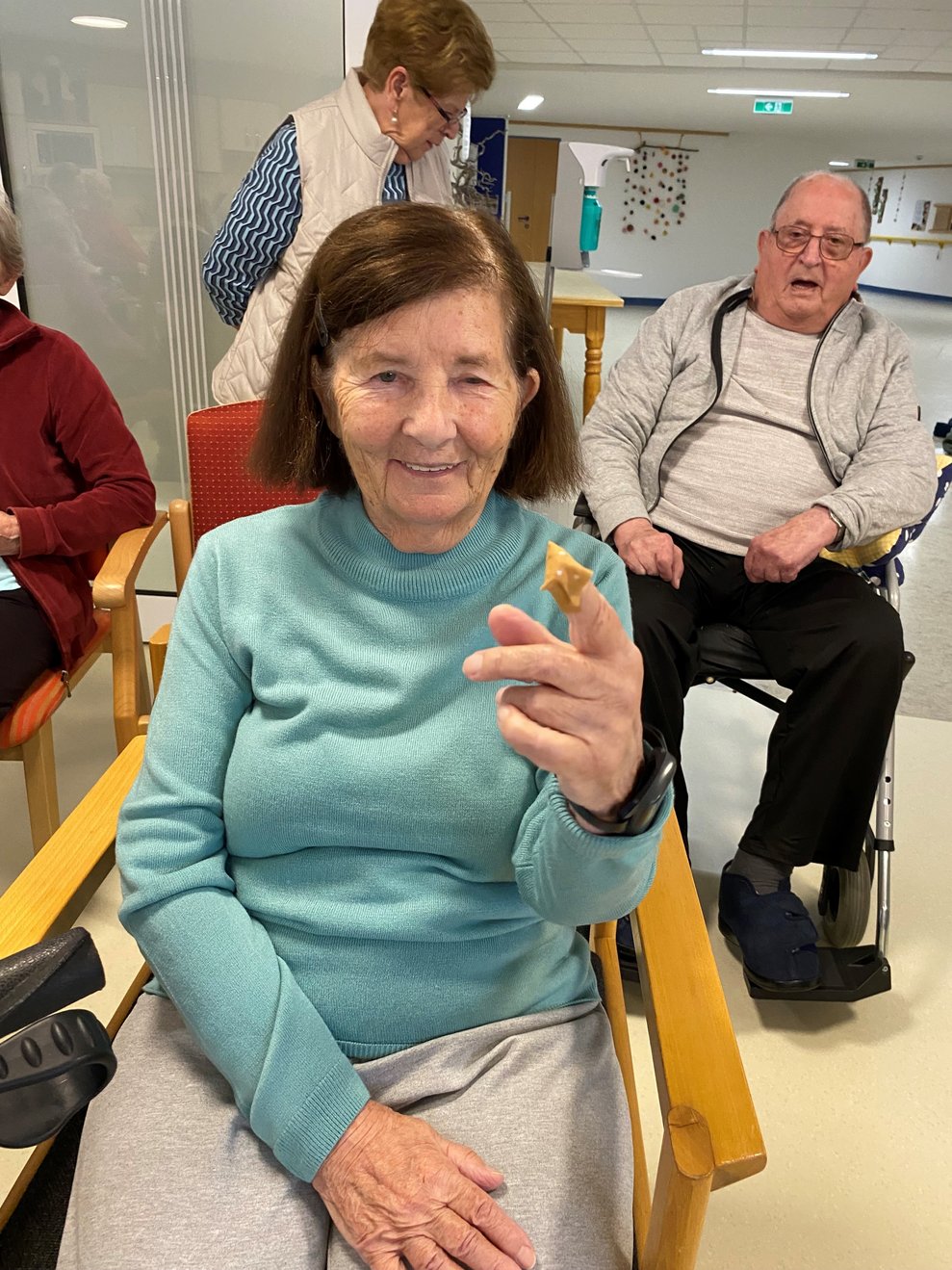 Bewohnerin bekommt ein Pflaster am Finger