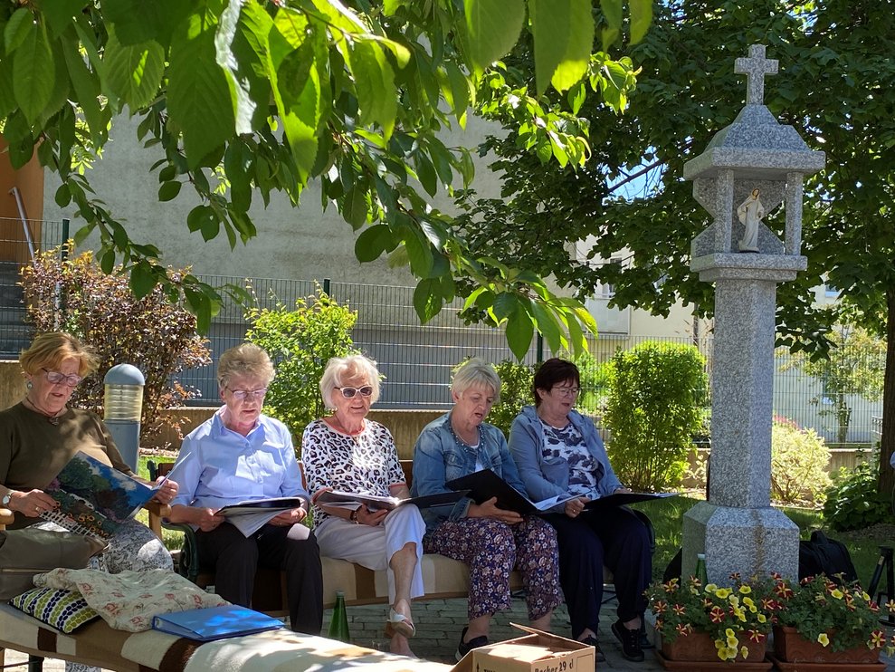 unsere Freiwilligen Mitarbeiterinnen beim Singen der Andacht