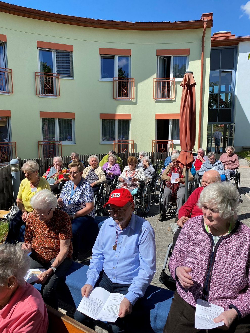 zahlreiche Bewohner und Bewohnerinnen nehmen teil