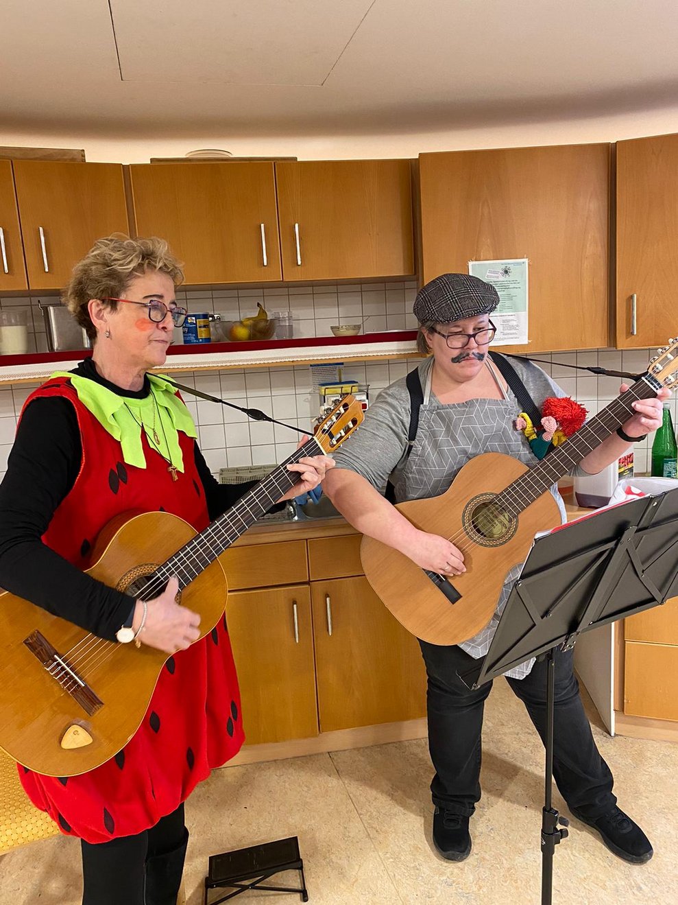 EA-MA Eva's spielen mit der Gitarre