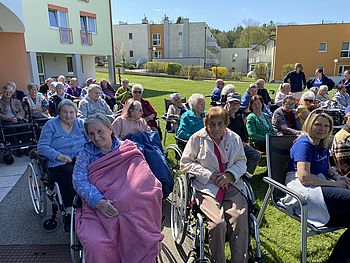 viele Bewohnerinnen und Bewohner zieht es bei diesem herrlichen Wetter in den Garten