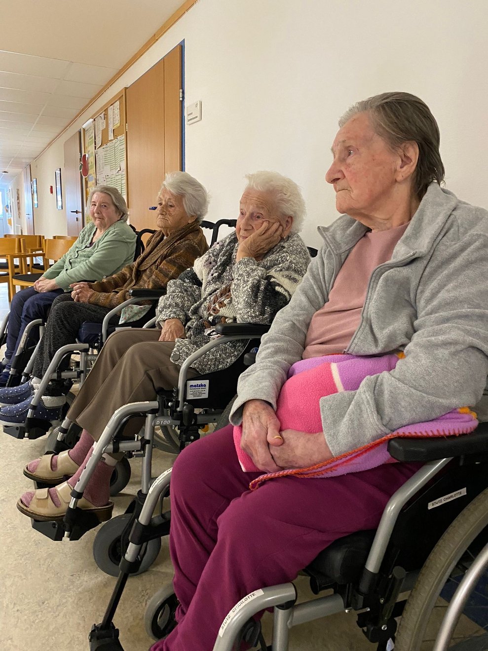 Bewohnerinnen genießen die Darbietungen der Kinder