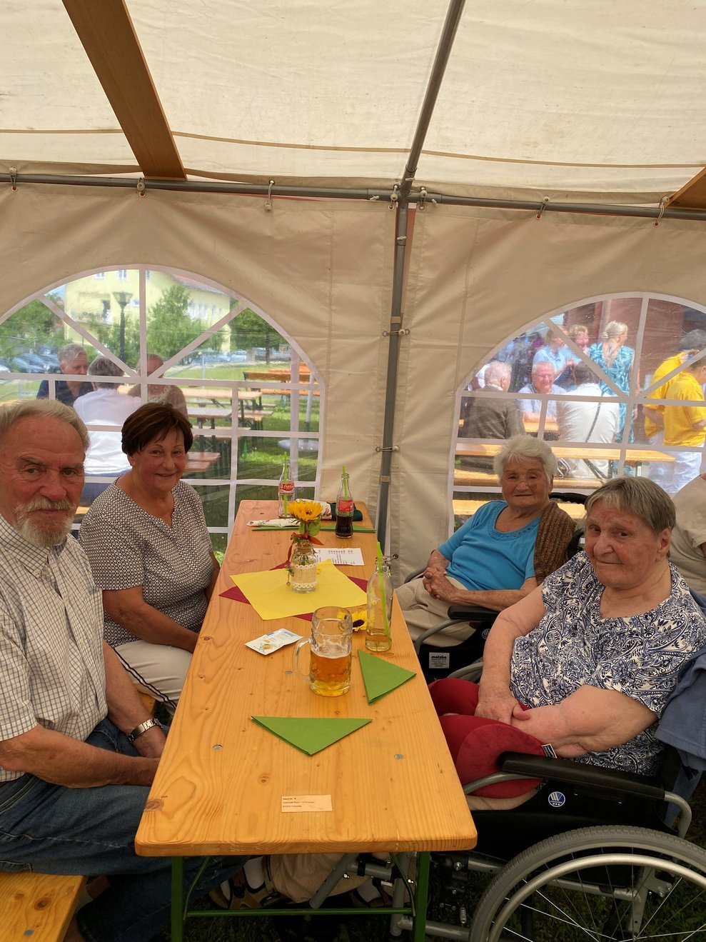 gemütliches Beisammensein im Festzelt