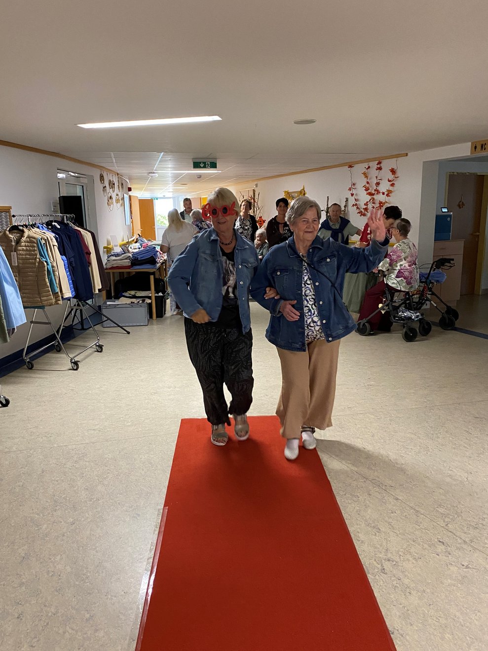 Bewohnerin mit EA-MA Herta in flotter Jeans Jacke