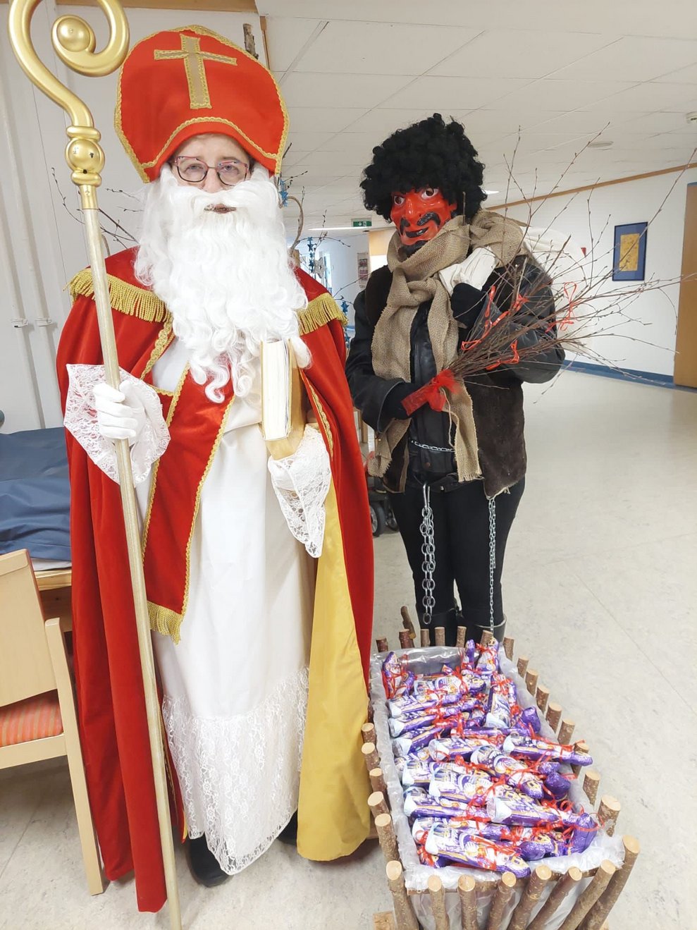 Nikolaus und Krampus ziehen durchs Haus