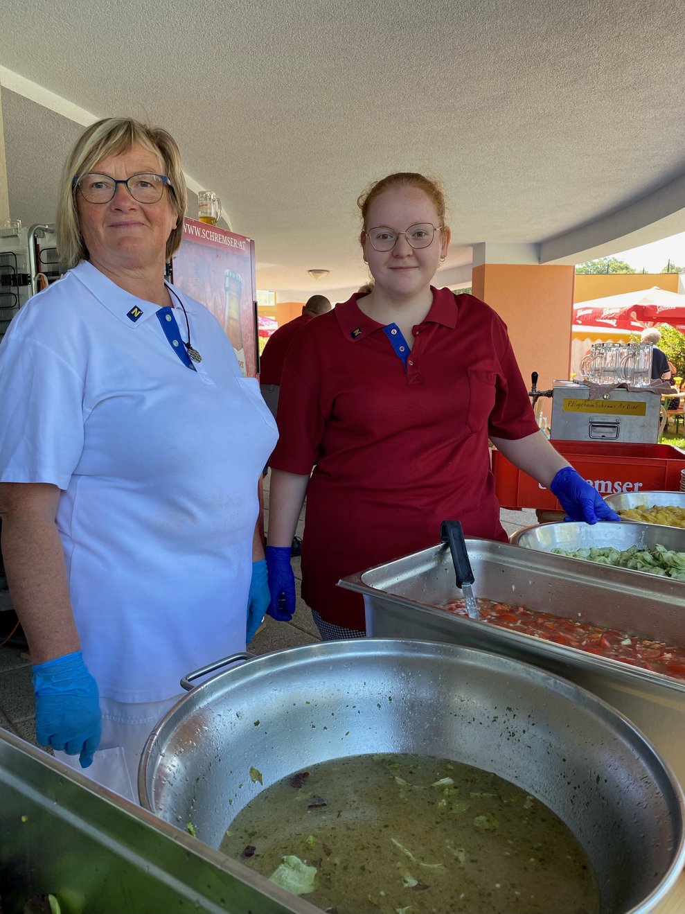 Mitarbeiterinnen Christa und Theresa aus der Küche