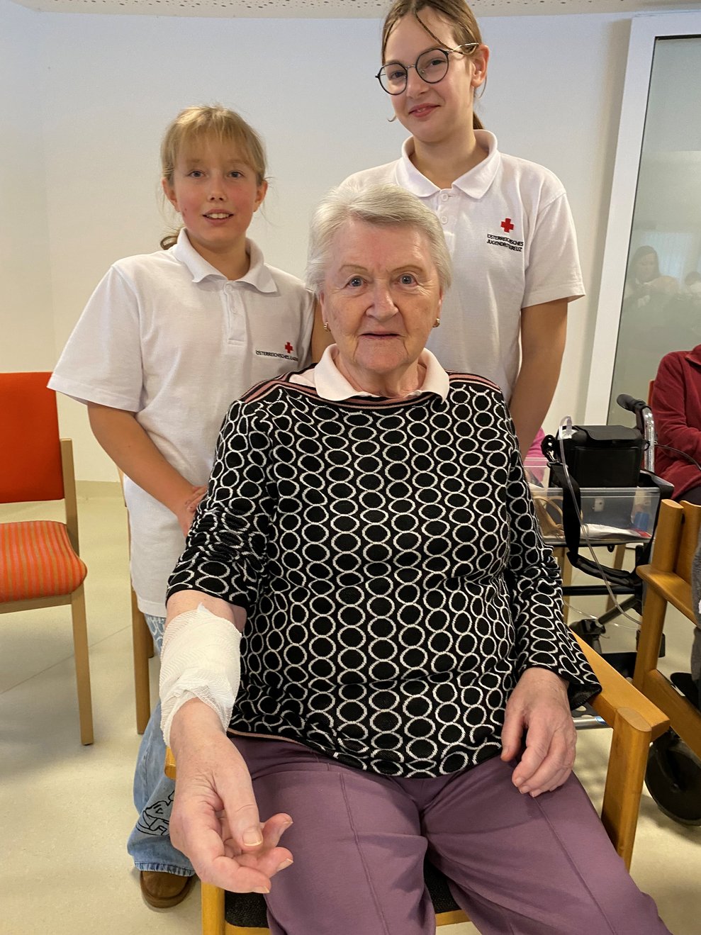Bewohnerin bekommt einen Druckverband