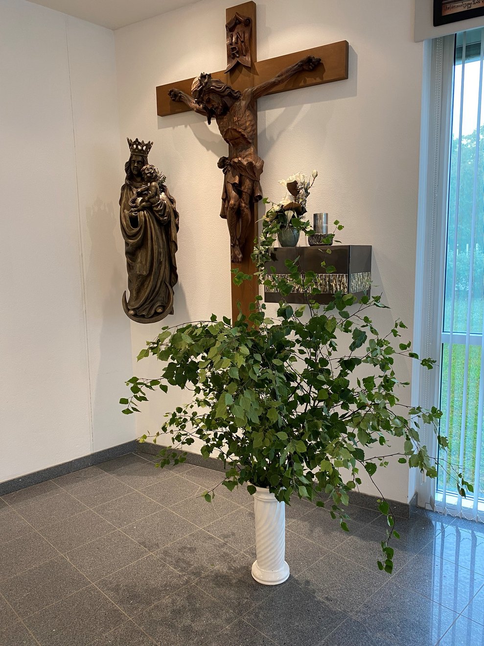die Kapelle ist mit Birkenästen geschmückt