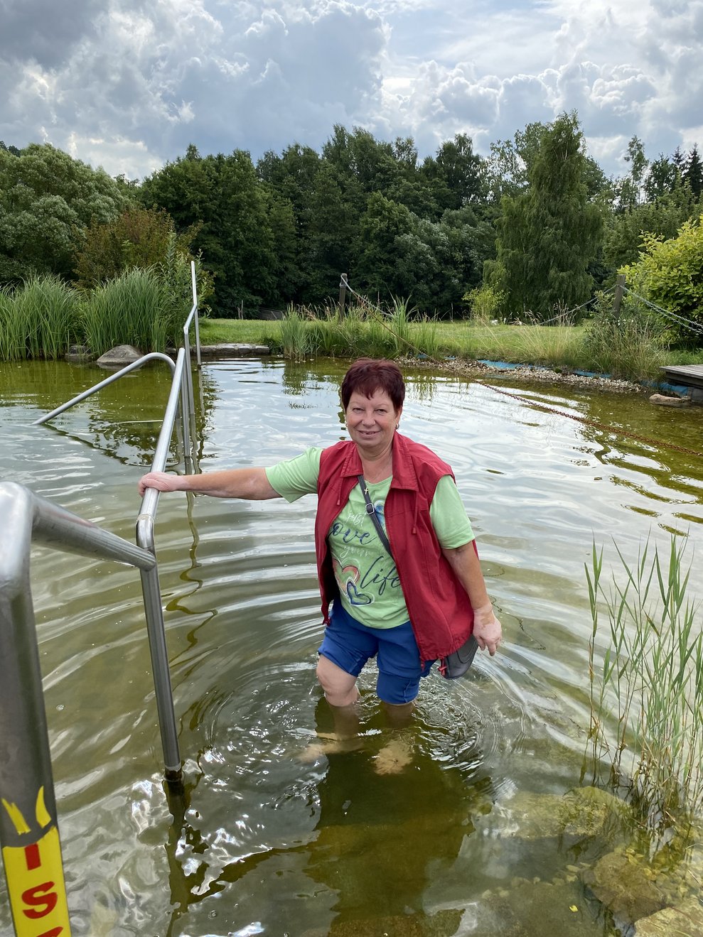 unsere freiwillige Mitarbeiterin Helga Fuchs beim Kneippen 