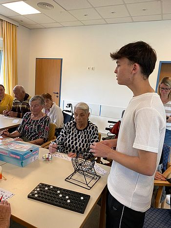 die Schüler helfen und unterstützen bei den Spielen 