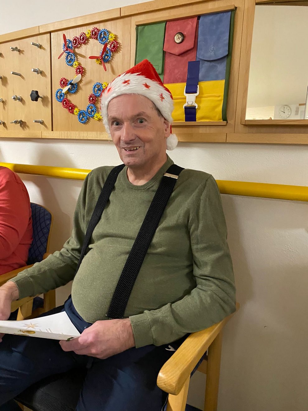 Bewohnerin mit seiner Weihnachtsmütze