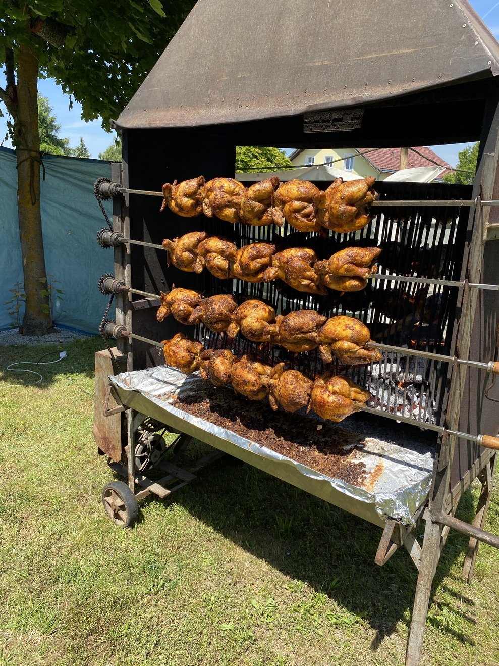 beim Fest gibt es Grillhendl