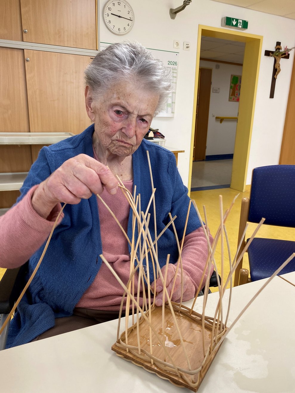 Bewohnerin flechtet ihren Korb selbstständig