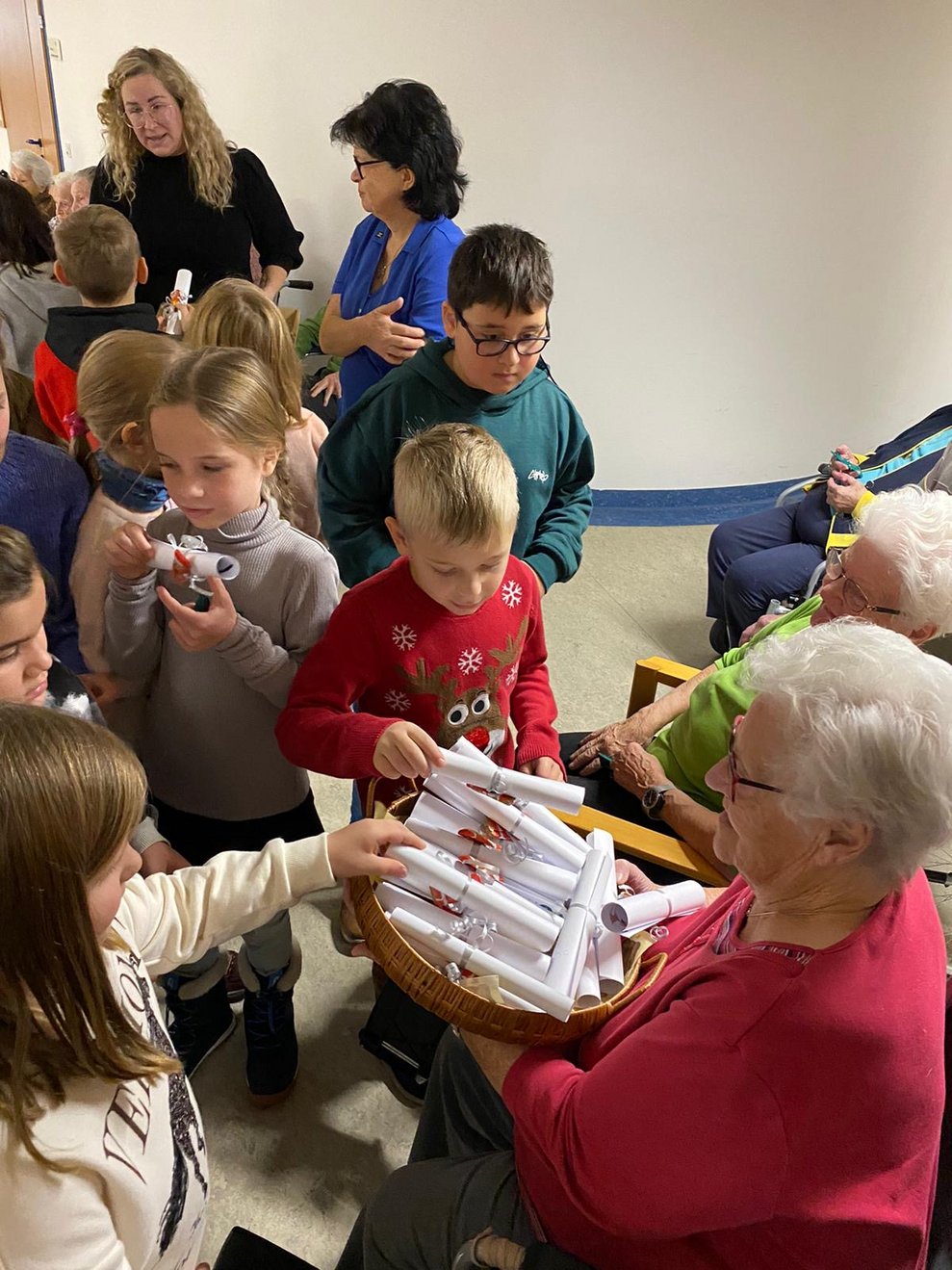 Bewohnerin teilt an die Kinder ein DANKE aus