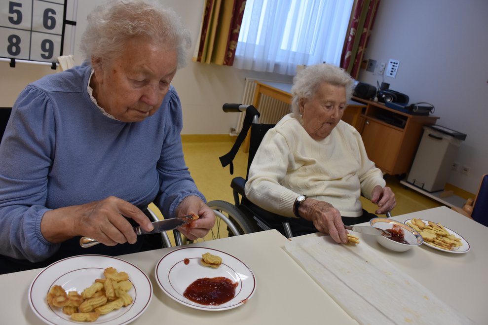 die Kekse werden gefüllt mit Marmelade