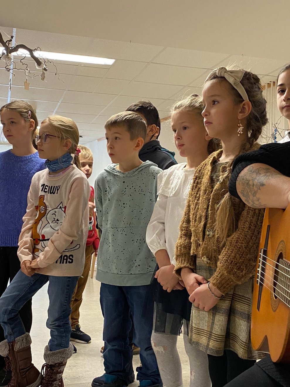 die Kinder singen Lieder für uns