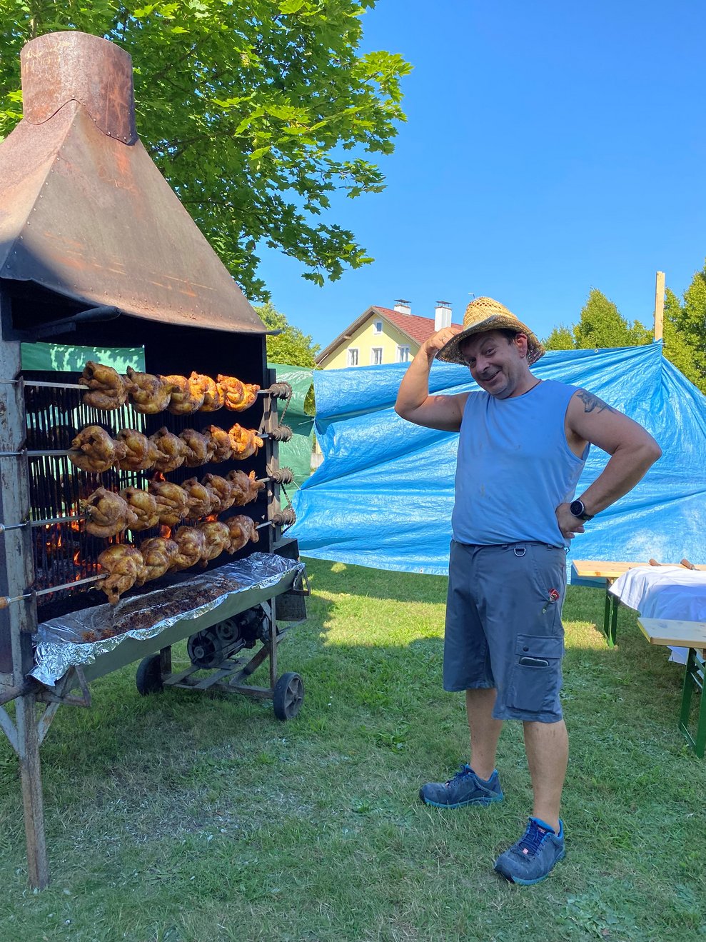 Haustechniker Franz beim Hendl grillen
