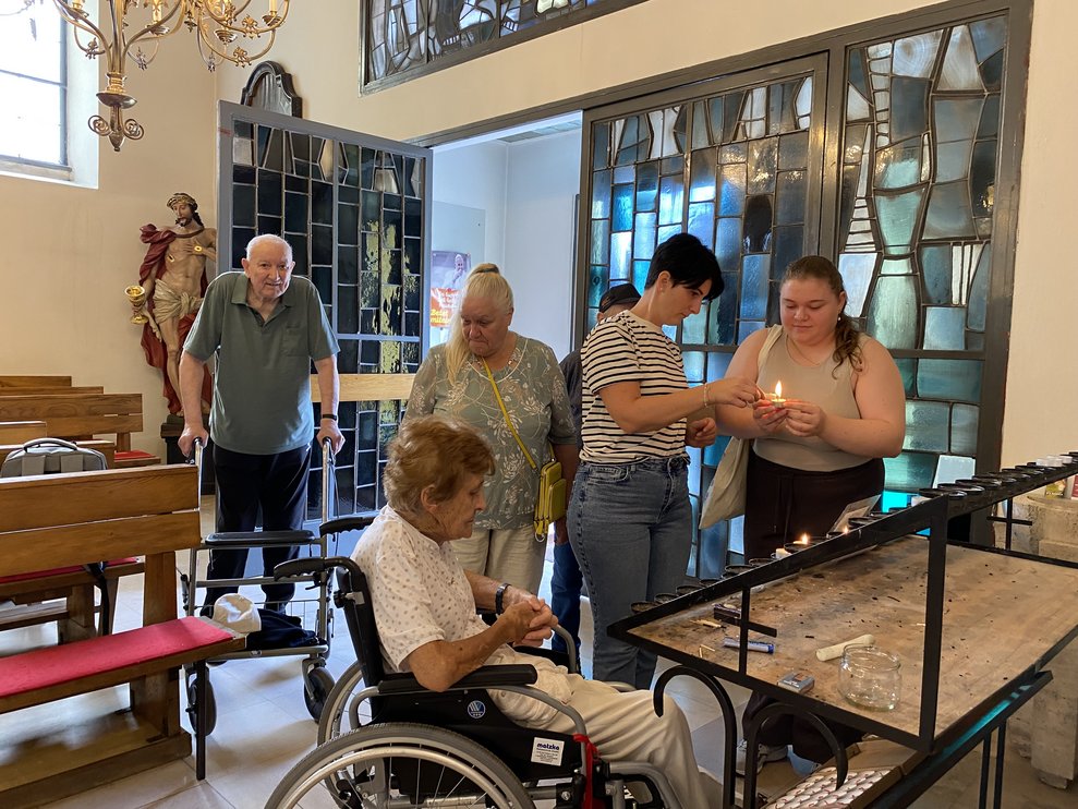 wir besuchen die Kirche