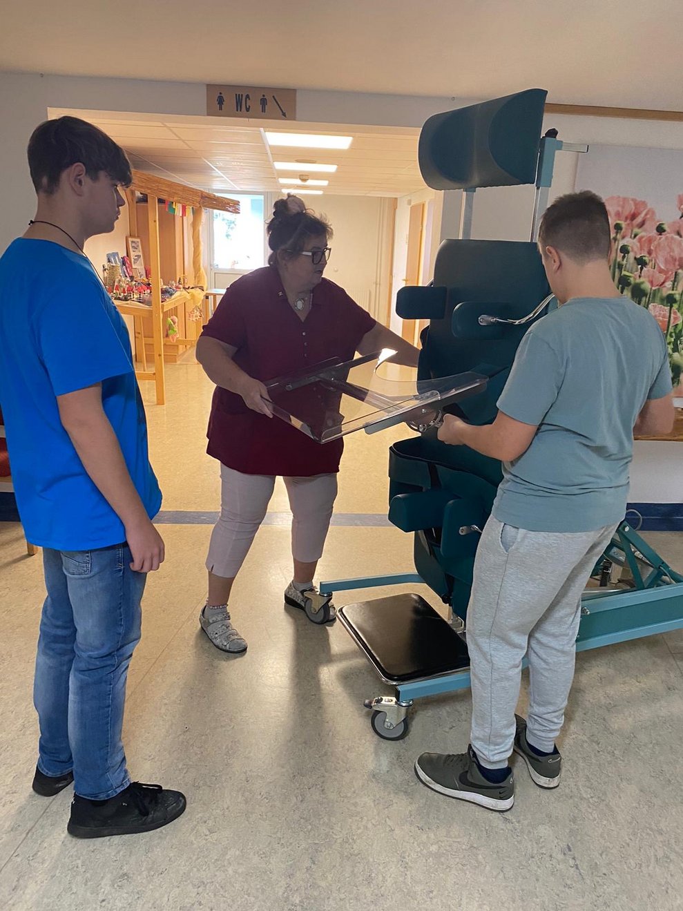 Physiotherapeutin Andrea zeigt unsere Hilfsmitteln 