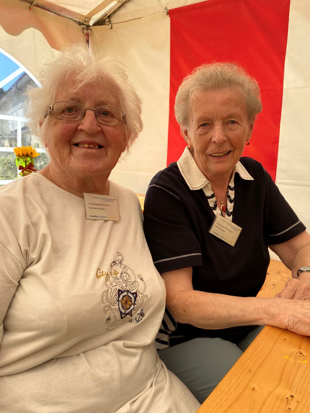 Freiwillige Helferinnen Christine und Gerda 