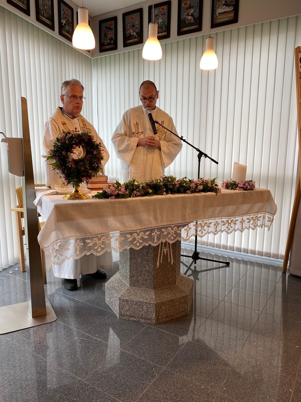 Vikar Mikesch und Stadtpfarrer Kuziora zelebrieren die Messe