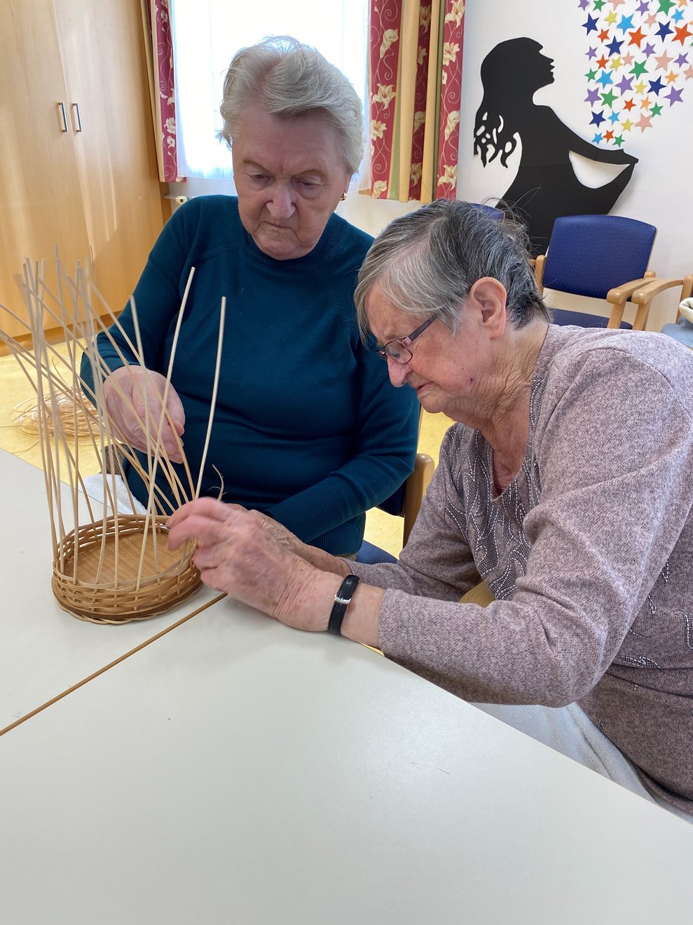 Bewohnerinnen helfen zusammen