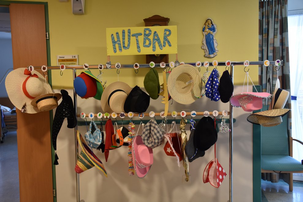 Die Hutbar - hier konnte sich jeder einen passenden Kopfschmuck aussuchen